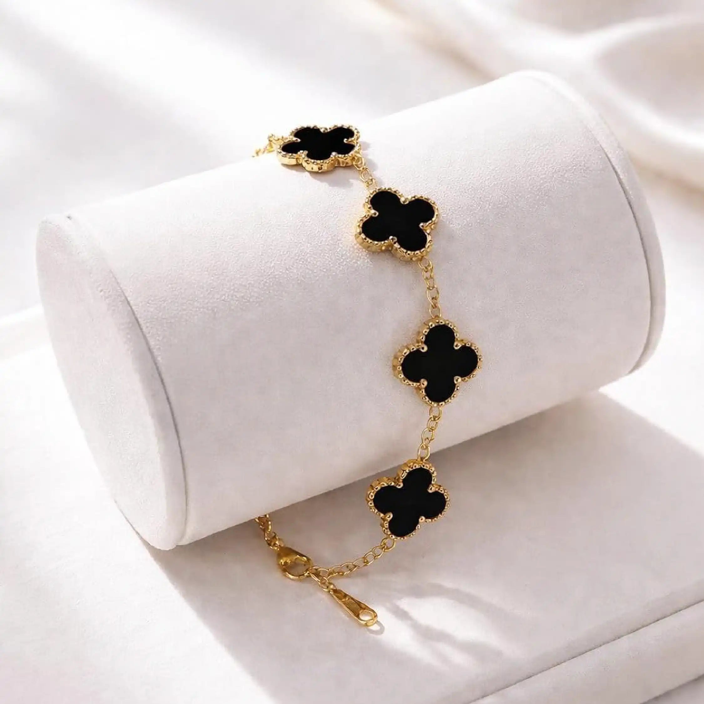 Alhambra Onyx Yellow Gold Pendant